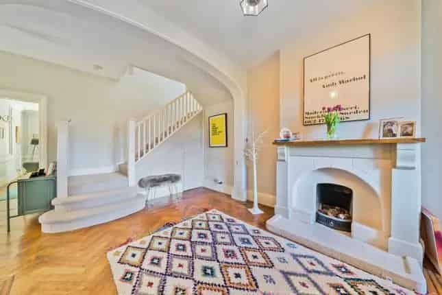 4-Bedroom Detached House for Sale in Ealing W5