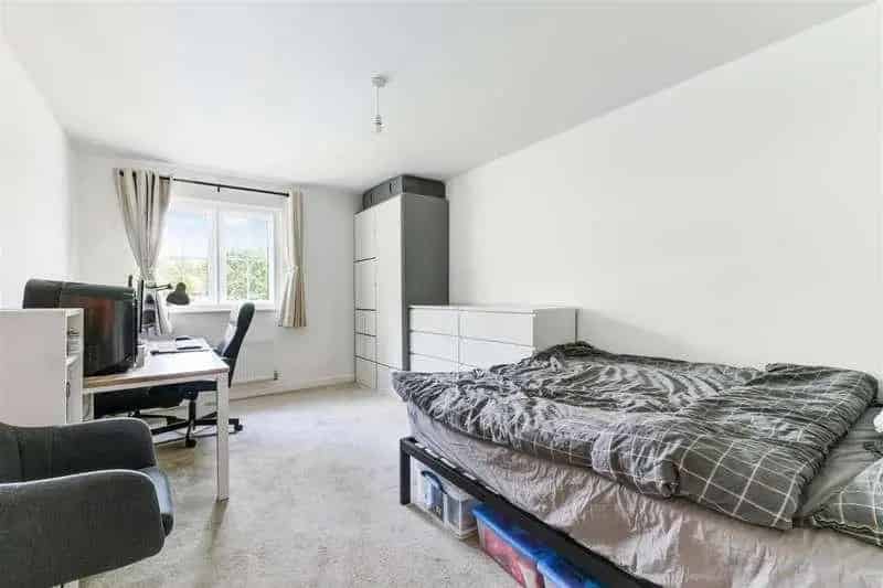 2 Bed Flat for Sale near Merstham Station - 979 sq ft