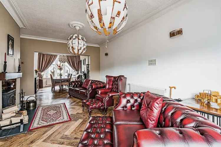 Spacious Detached Family Home with Garden Bar and Fish Ponds