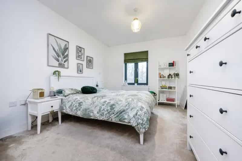 2 Bedroom Apartment near Bedford Train Station