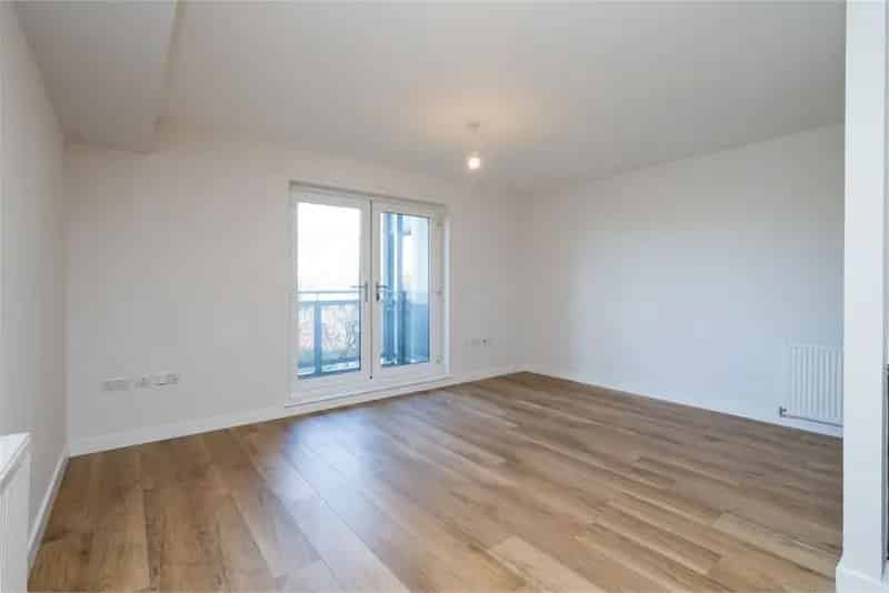 2 Bed Flat Easter Road Edinburgh Lift Access Residents Parking