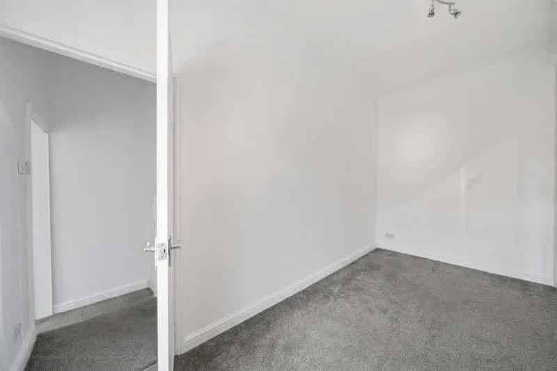 2 Bed House for Sale - Cosy Family Home Near Amenities