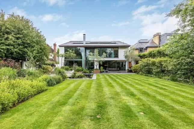 Detached House for Sale in London SW15