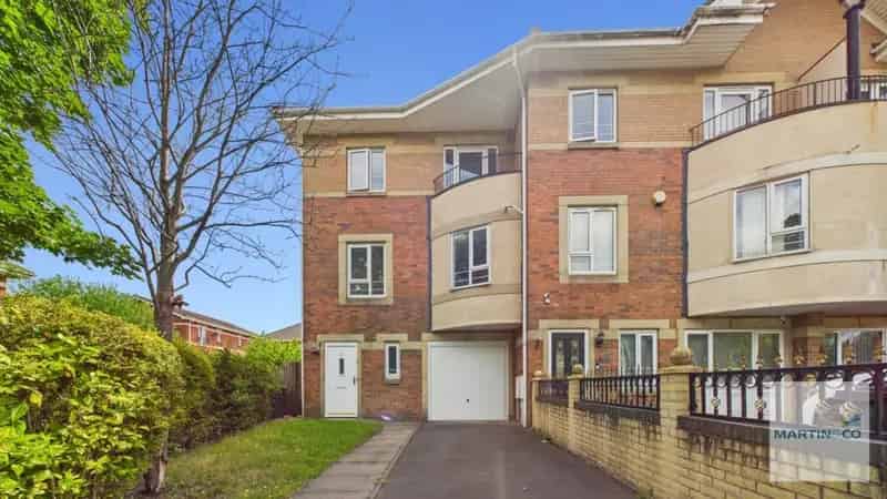 3 Bedroom End Townhouse For Sale