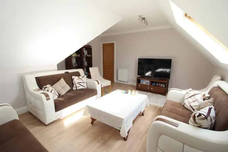2 Bedroom Flat Queens Park Modern Apartment
