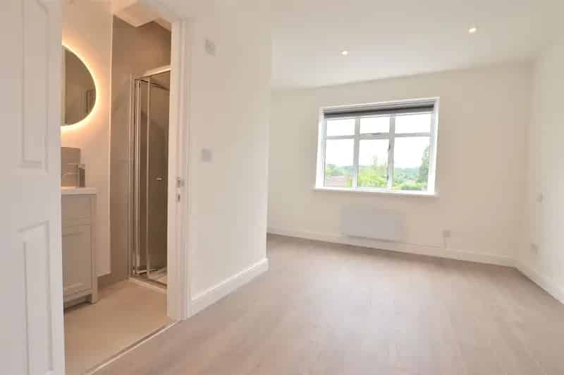 2 Bedroom Apartment Reigate Parking Available
