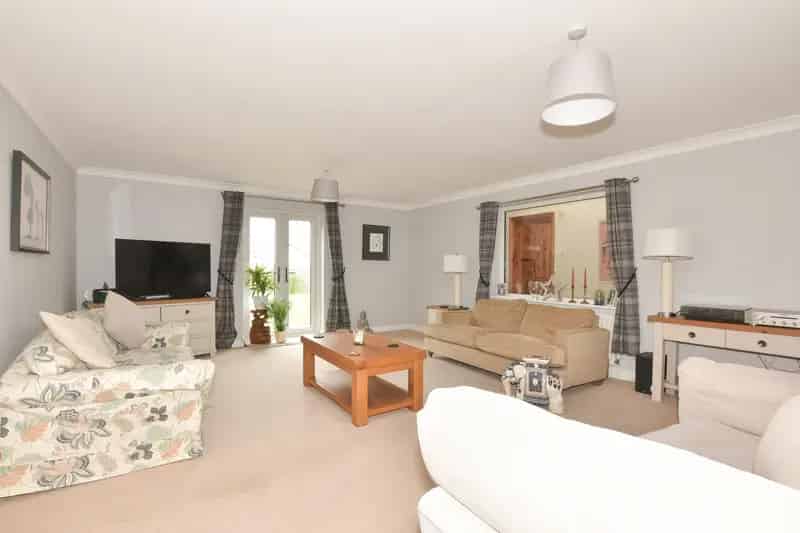 5 Bedroom Detached House with Indoor Pool and Large Garden