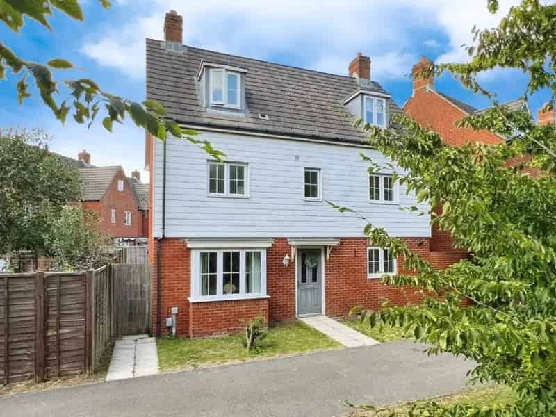 5 bedroom House
 For Sale 
Total Size: 1152 SQ FT