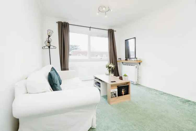 Spacious 2-Bed Flat in South Woodford Gated Development