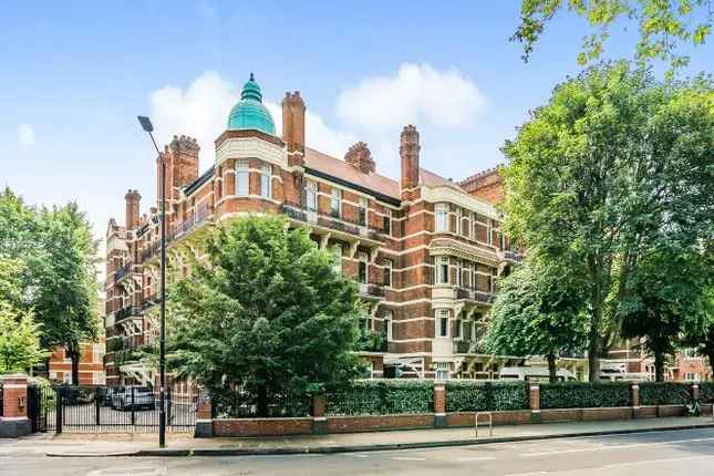 Flat for sale in Brook Green, London W6