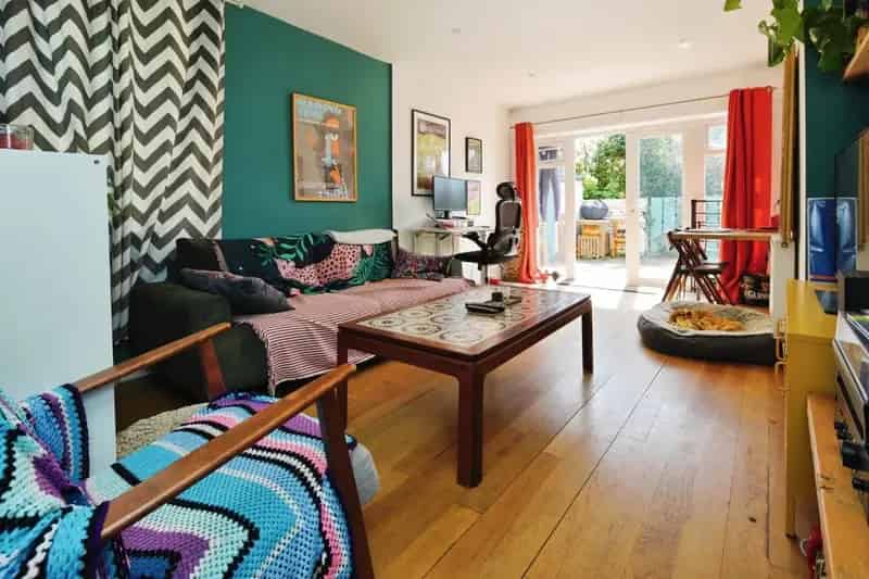 Spacious Ground Floor Apartment with Garden near Brighton Station