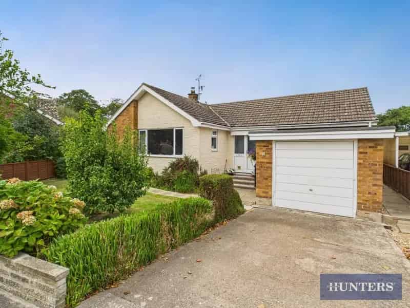 2 bedroom Bungalow
 For Sale 
Total Size: 776 SQ FT