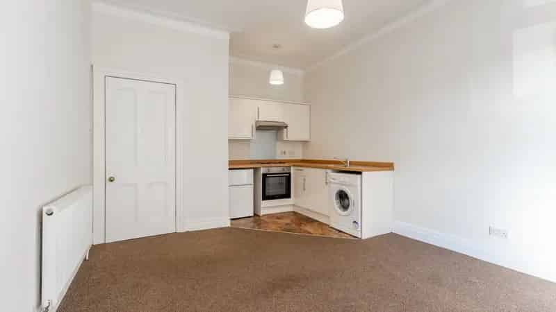 Spacious 1-Bedroom Ground Floor Apartment in Strathbungo