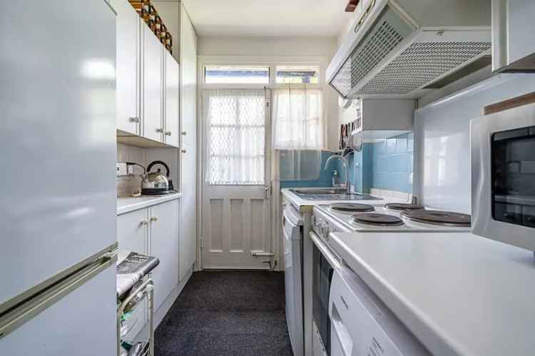 3 Bedroom Flat for Sale in Ealing near Ealing Broadway