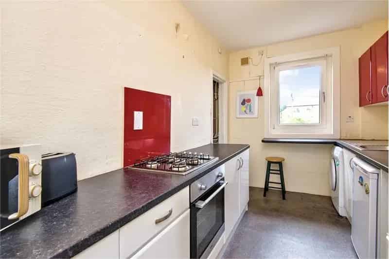 2 Bed Flat - First Floor with 1 Reception Room