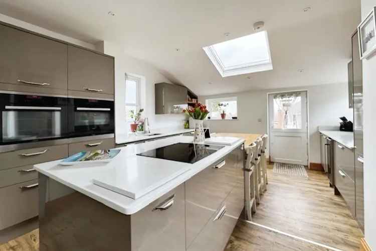 Spacious 4 Bedroom Freehold Family Home with Large Garden and Garage Westbury Wiltshire