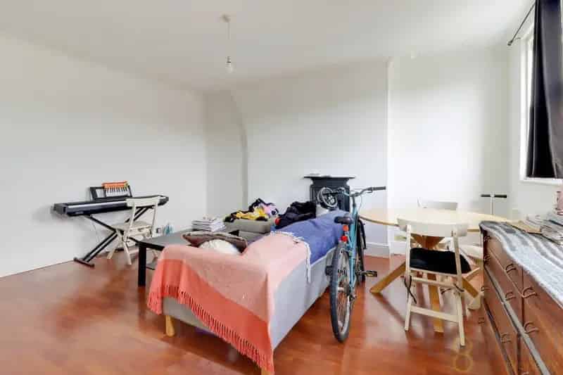 2 Bedroom Flat for Sale Near Brighton Station