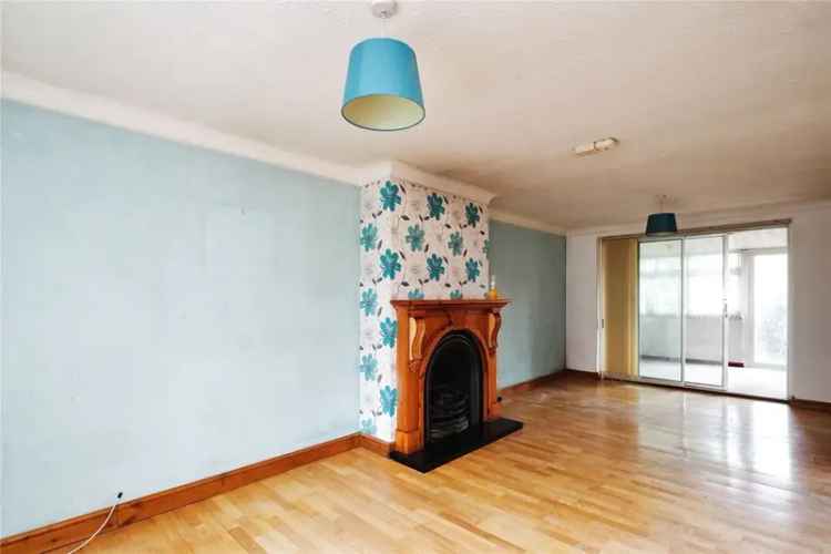 Three Bedroom End Terrace House with Garage and Garden