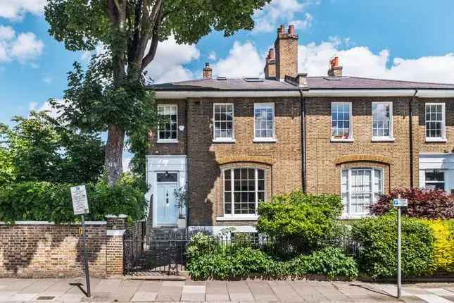 Beautiful Semi-Detached Villa in Canonbury with Wrap-Around Garden