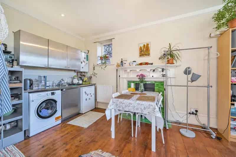 One Double Bedroom Period Property Near Tooting Bec Common