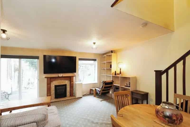 Three Bedroom Townhouse Canal Views Off Road Parking