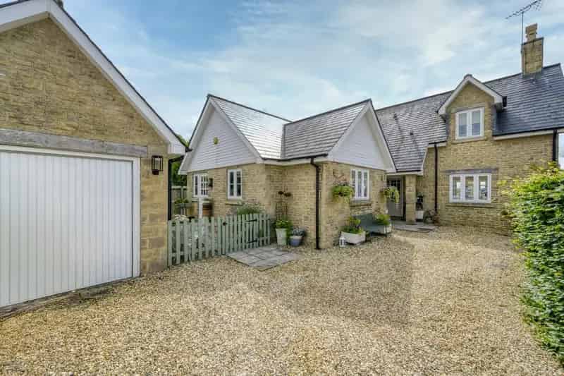4 Bedroom Detached House for Sale in Latton