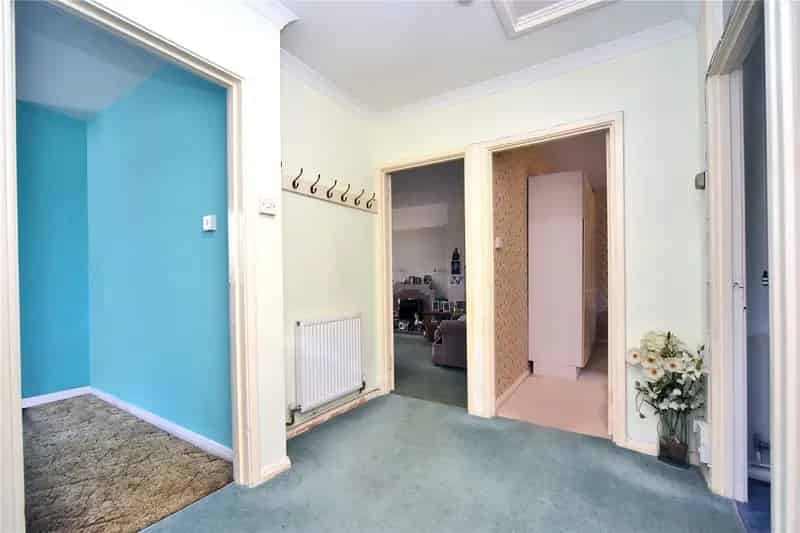 2 Bedroom Maisonette Banstead No Onward Chain Garden Parking