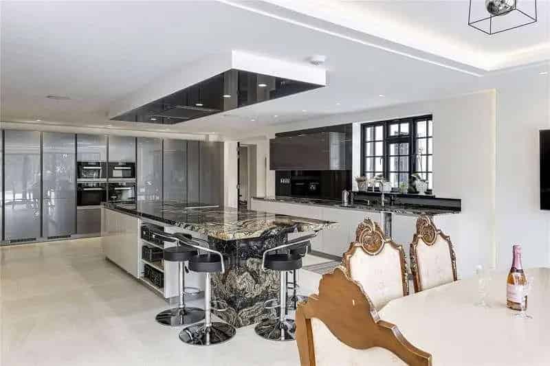 8 Bed Detached House For Sale