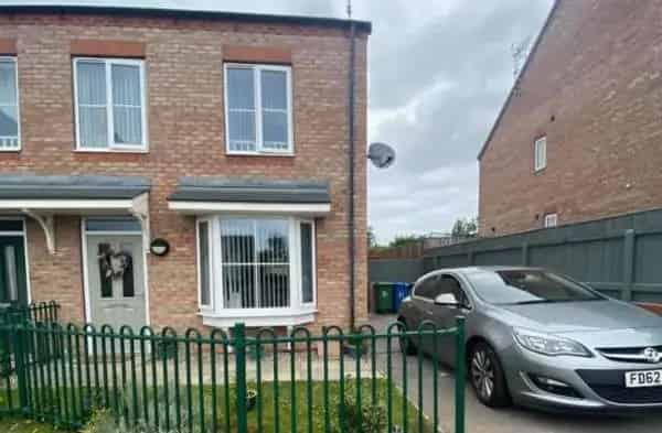 3 Bed House Large Garden Private Driveway