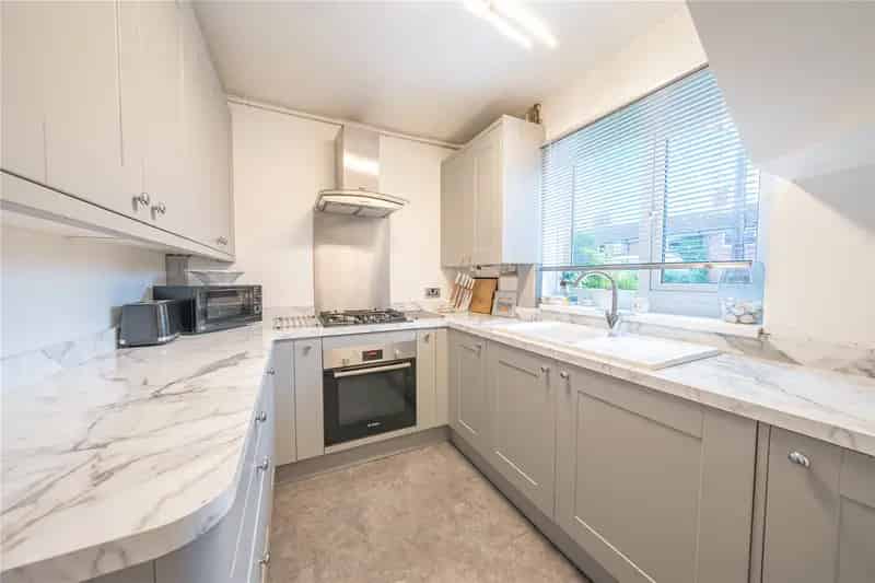Spacious End Townhouse Near Scott Hall Road