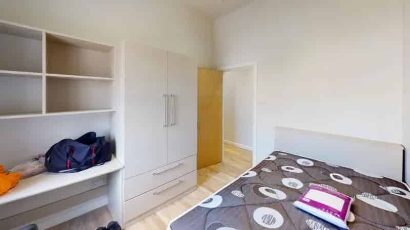 5 Bedroom Student Apartment Near UOB