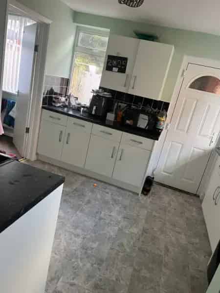 Large 3 Bedroom House with Driveway and Shed