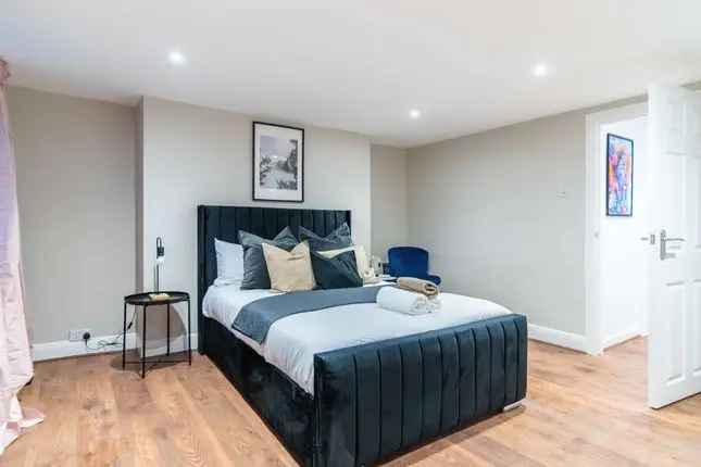 Flat to rent in Kensington High Street, London W8