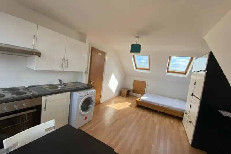 Large Studio Flat near Woodside Park Tube
