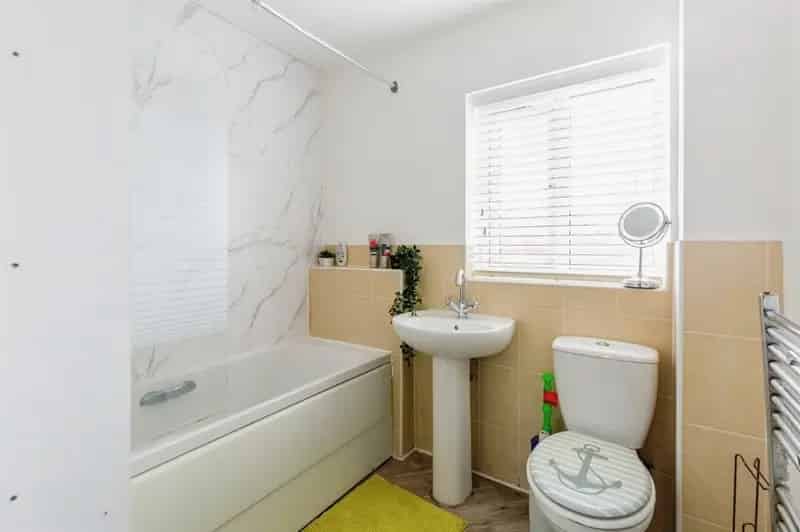 Wellingborough Four-Bedroom Townhouse Family Home Near Schools and Station