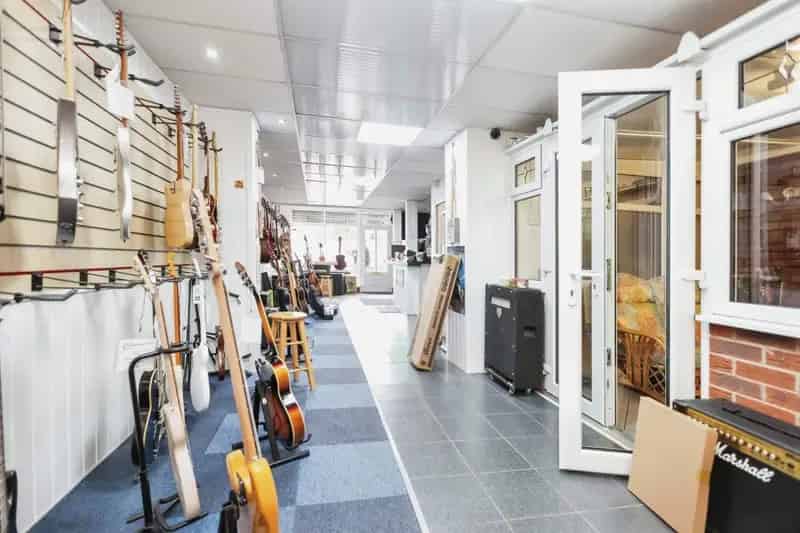 Halesowen Commercial Premises & 2-Bedroom Apartment - Modern Auction