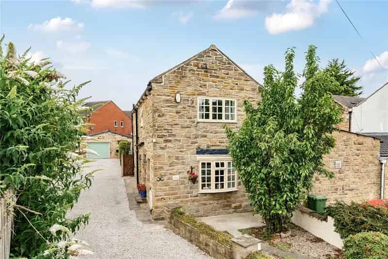 Spacious Family Home with Garden Room Garage and West Facing Garden