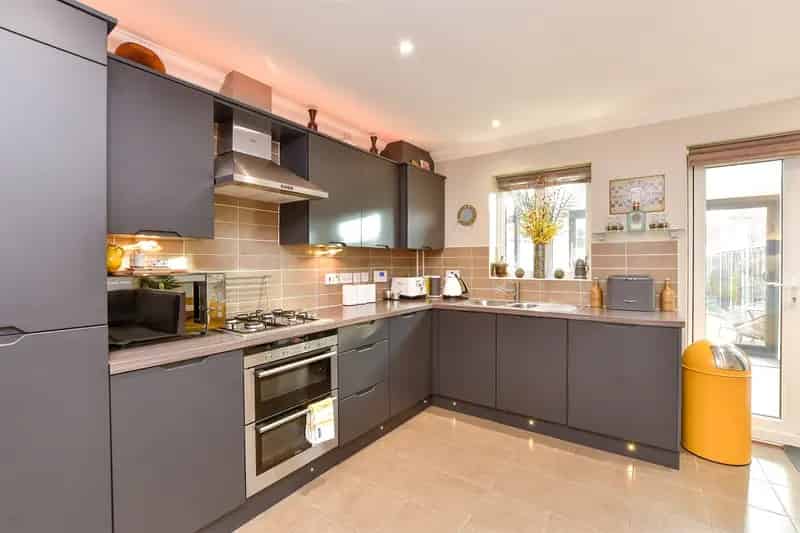 3 bedroom town house for sale