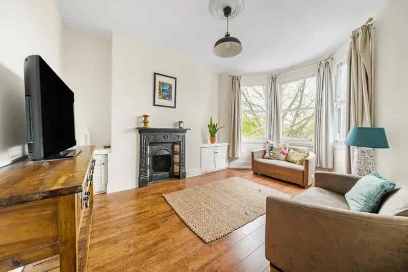 Spacious 3-Bedroom Apartment in Crouch End, Close to Broadway