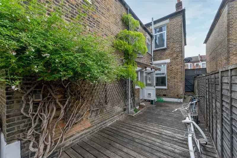 2 Bedroom Garden Flat London - Spacious Ground Floor Apartment