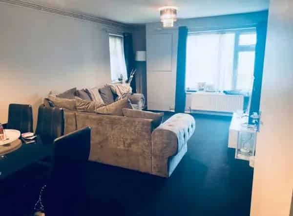 Large 2-Bedroom Flat Near Wallington Station