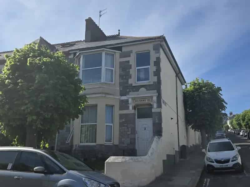 1 Bedroom Flat For Sale - Renovation Project with Private Garden
