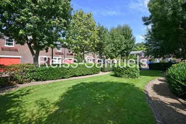 Semi-detached House for Rent in Lockesfield Place, London E14