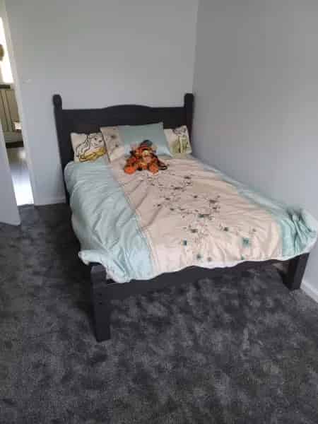 1 Bed Flat Near Town with Parking and London Train Links
