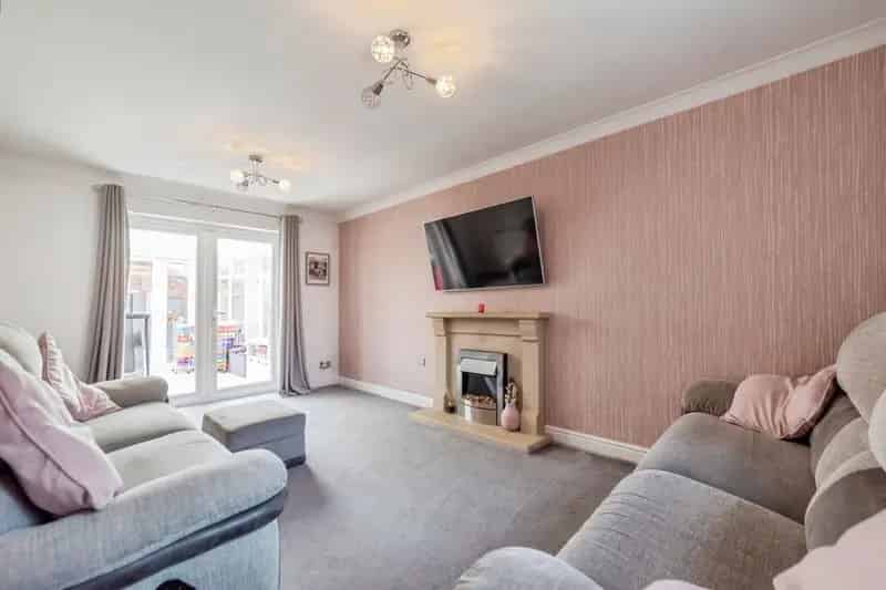 4-Bed Detached Townhouse Near Amenities and Transport Links