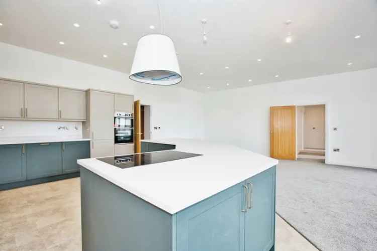 7-Bed Gated Community Home, Spacious Living, Large Garden, Double Garage