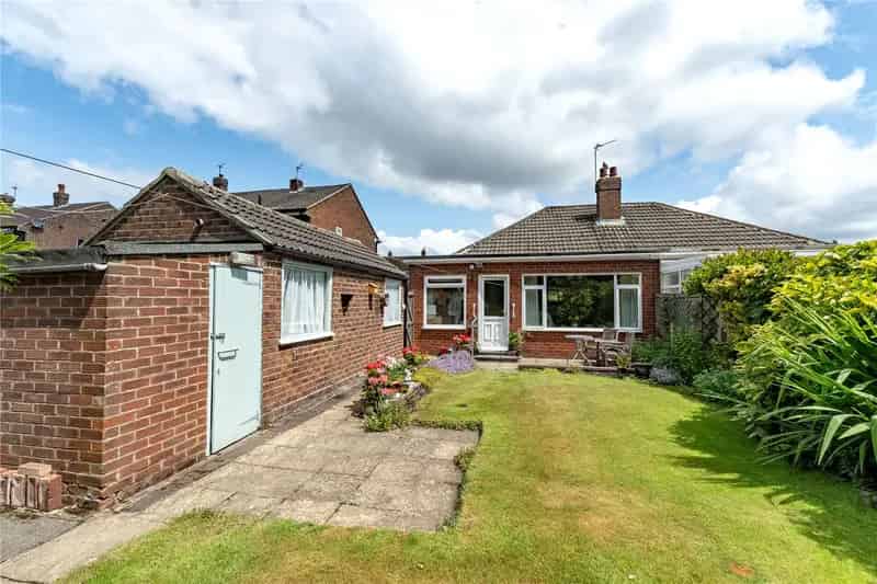 2 Bed Semi-Detached Bungalow Cookridge Private Garden Off Street Parking