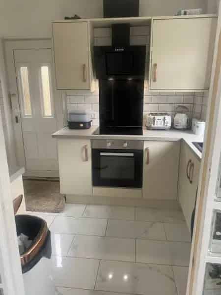 2 Bed House With 2 Gardens and New Kitchen