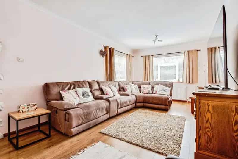 Two Bedroom Bungalow in Standlake with Large Driveway and Garden