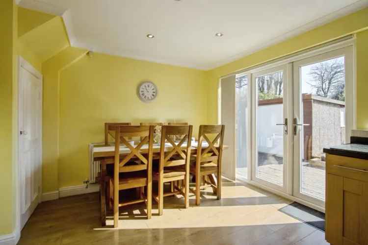 3 Bed Semi-Detached House LS15 Spacious Family Home Garage Driveway